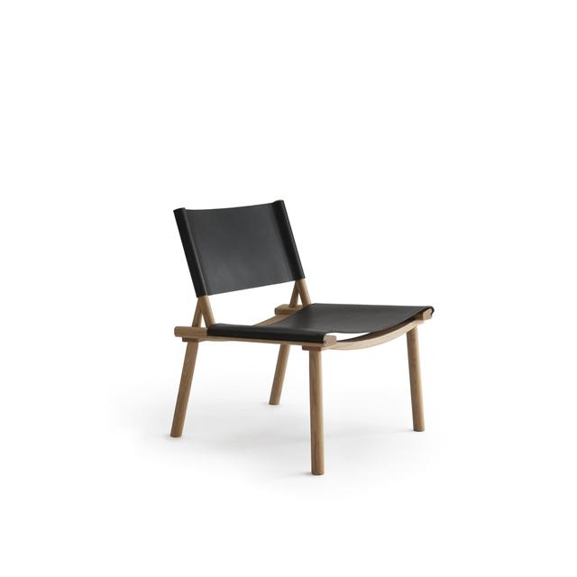 Nikari December Lænestol i Røget Eg og Sort Læder - Stilfuld Elegance