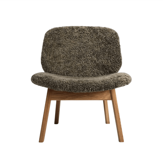 Pandora Lænestol i Olieret Eg med Fårskind – Komfort & Stil