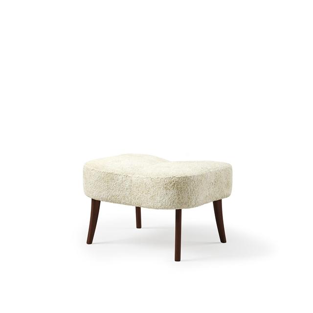 Eksklusiv Off White Fårskind Pragh Puf til Moderne Indretning