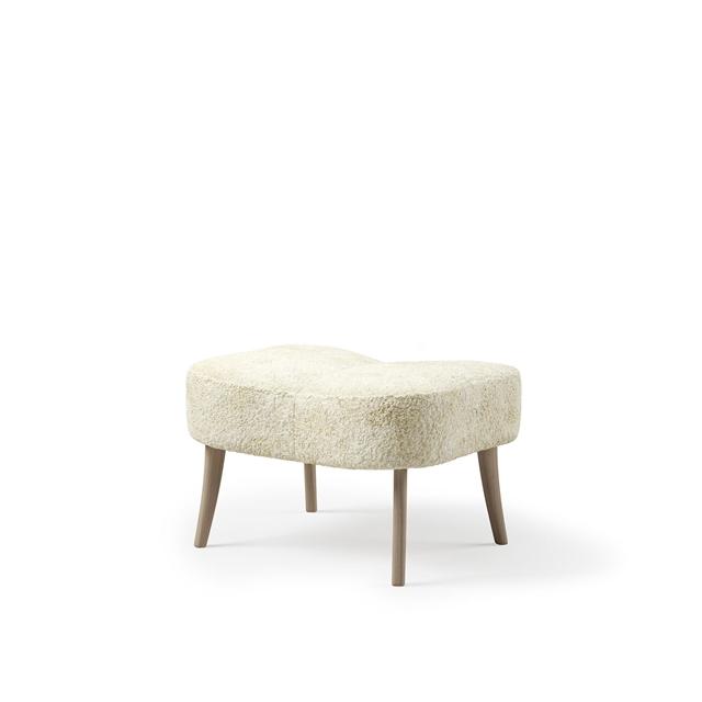 Eksklusiv Off White Fårskind Puf – Elegant Indretningstilbud