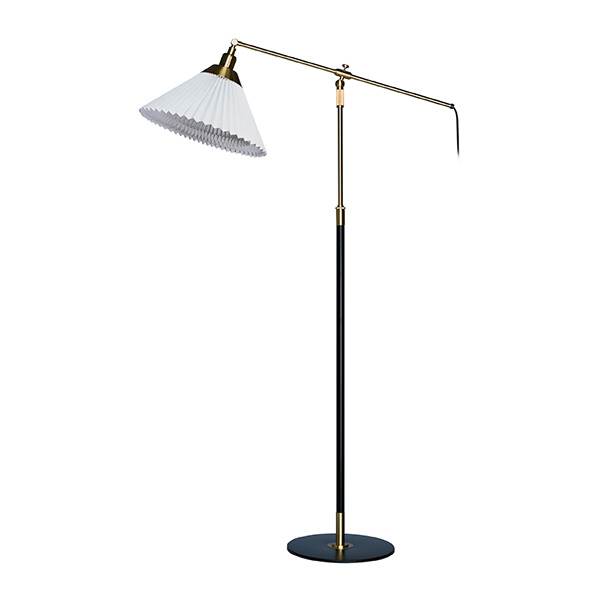 Elegant Le Klint Gulvlampe i Messing og Sort Design
