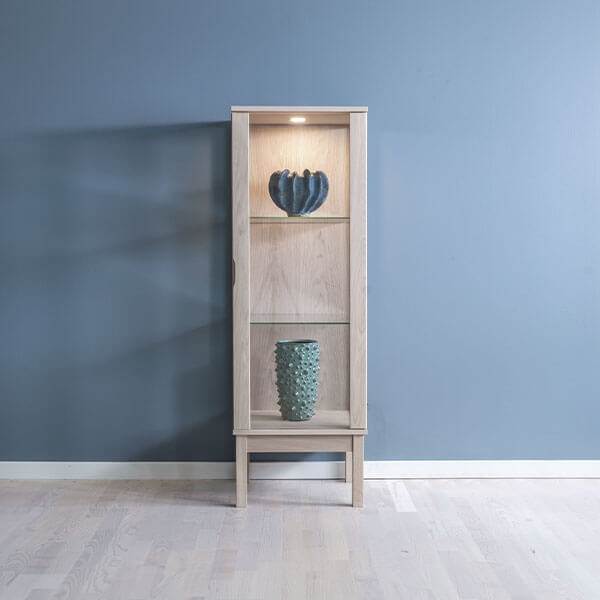 Klim Vitrineskab V301 med LED – Elegant opbevaring til hjemmet